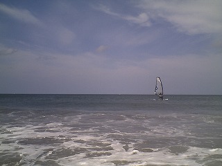 波崎海岸　近くを抜けていくウィンドサーフィン