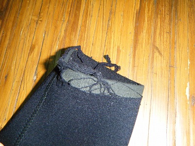 ウェットの袖のほつれ