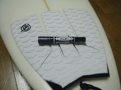 真っ白デッキパッドにマッキーで模様を入れます