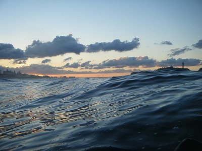 朝焼けの波と江の島