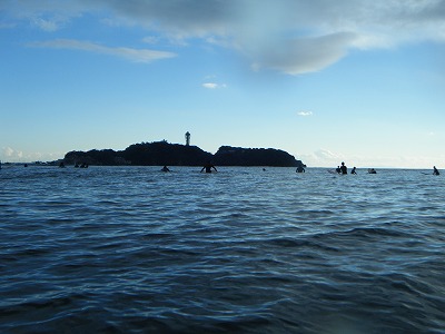 波待ちする人と江の島