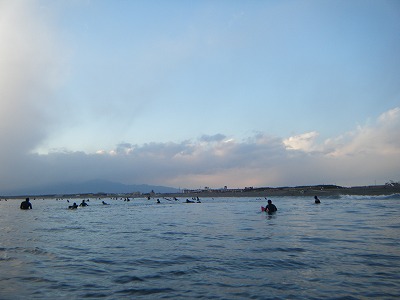 波待ちする人たち