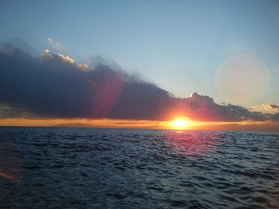 日が沈む海の上